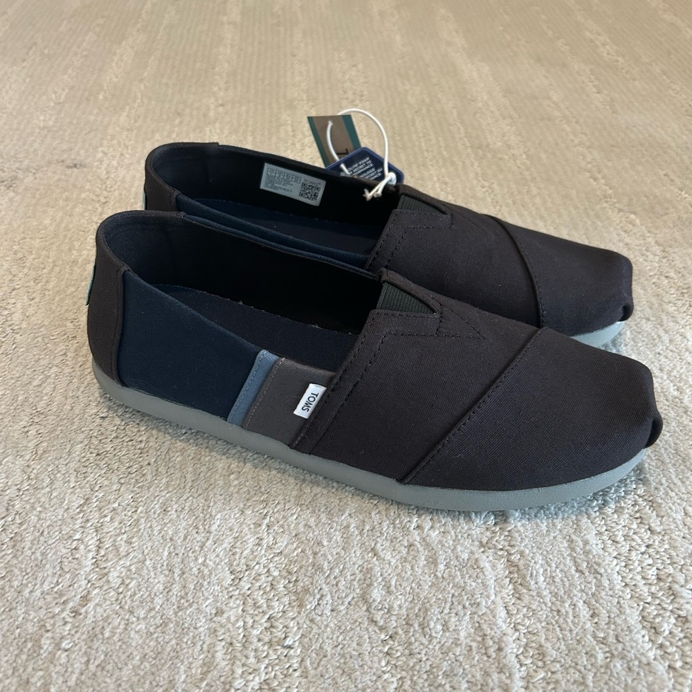 NWT TOMS Black/Navy Classic men size 7 but kind of unisex for women size 7.5